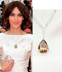 明星带的吊坠,揭秘明星同款吊坠背后的时尚密码