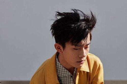 易烊千玺手照片,细腻线条勾勒青春风采